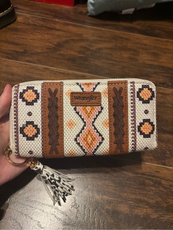 Wrangler Handbags - Wrangler Cream, Brown & Peach Southwestern Zip Wallet with Tassel
